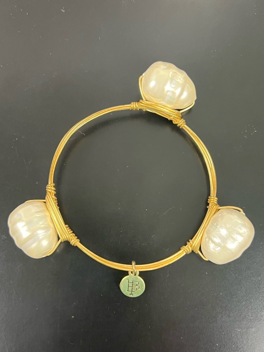 BOURBON &‎ BOWTIES WHITE BAROQUE PEARLS BANGLE WIRE WRAPPED BRACELET GOLD TONE